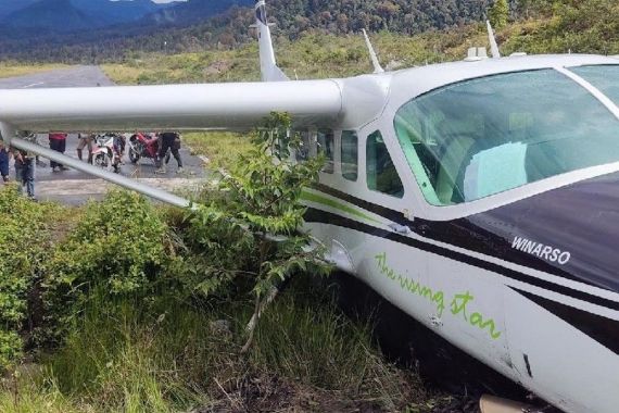 Pesawat Smart Aviation Tergelincir di Bandara Sinak Papua, Ini Penyebabnya - JPNN.COM