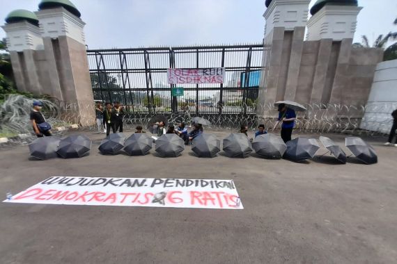 Soroti RUU Sisdiknas, Pelajar Islam Indonesia Gelar Aksi di Depan Gedung DPR RI - JPNN.COM