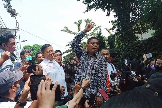 Tak Diizinkan Ikut Rekonstruksi Kasus Pembunuhan Brigadir J, Johnson Singgung Presiden Jokowi - JPNN.COM