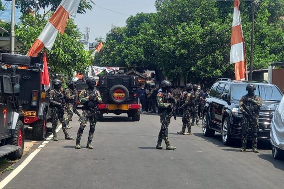 Rekonstruksi Pembunuhan Brigadir J: 3 Tersangka Menundukkan Kepala, Total 78 Adegan - JPNN.COM