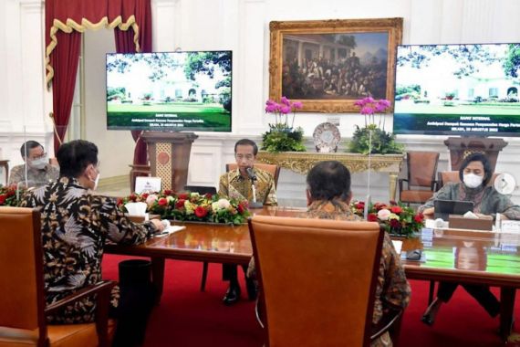Sri Mulyani Unggah Potret Berlatar Lukisan Raden Saleh, Angga Singgung Soal Ini - JPNN.COM