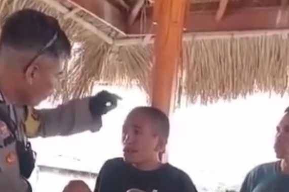 Viral, Video Oknum Polisi di Lombok Tengah Hakimi Warga - JPNN.COM