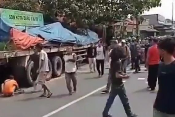 Truk Tabrak Tiang Listrik di Bekasi, 8 Orang Tewas - JPNN.COM