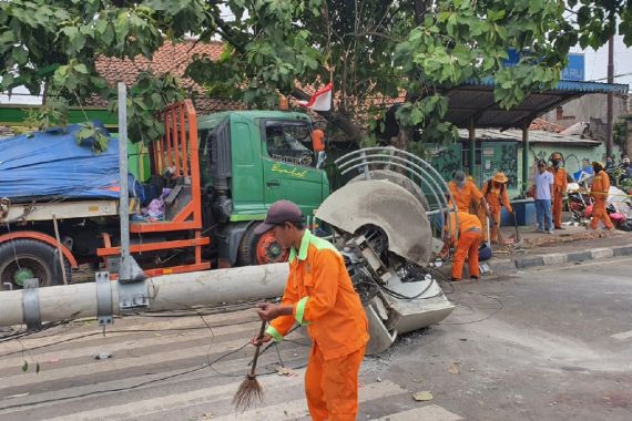 Truk Tabrak Tiang Pemancar di Bekasi, 7 Siswa SD Tewas, Innalillahi - JPNN.COM