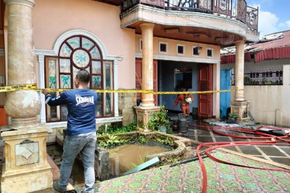 Rumah Mewah Pensiunan Polri di Pekanbaru Terbakar - JPNN.COM