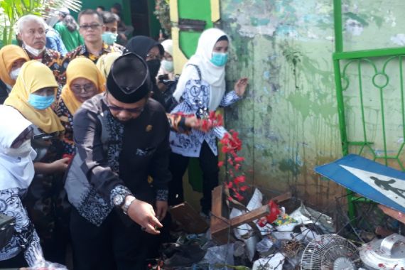 Suasana Pilu Menyelimuti Aksi Tabur Bunga di Lokasi Kecelakaan Maut Bekasi - JPNN.COM