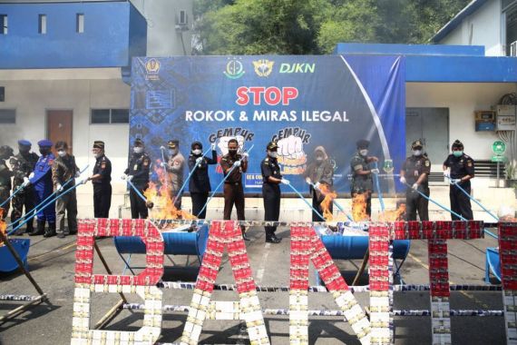 Bea Cukai Musnahkan Barang Ilegal Bernilai Fantastis di Tangerang dan Ternate, wow - JPNN.COM