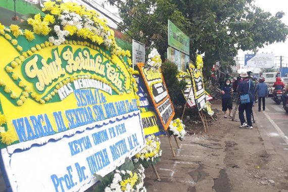 Karangan Bunga Berjejeran di Lokasi Kecelakaan Maut Bekasi, Dari Siapa Saja? - JPNN.COM