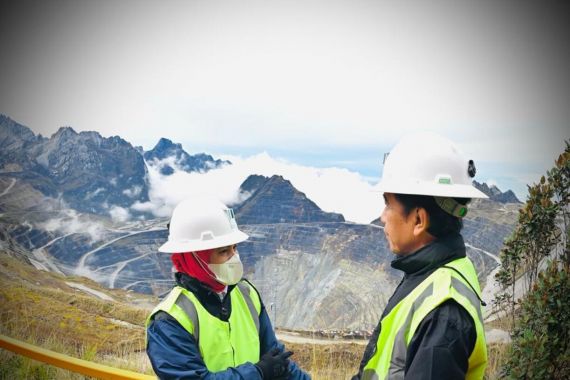 Saat Pak Jokowi dan Ibu Iriana Berfoto di Belakang Gunung yang Dieksploitasi Freeport, Mesranya - JPNN.COM