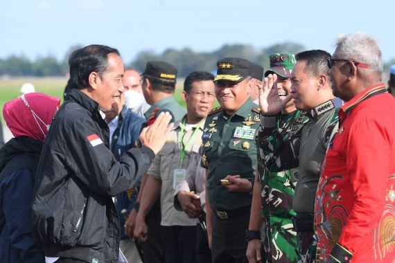 Sebelum Tinggalkan Papua, Jokowi Bertemu Panglima TNI, Lalu Tertawa Lepas - JPNN.COM
