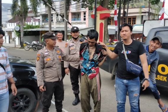 Eks Anggota Satpol PP Mengamuk Sambil Menenteng Parang Panjang, Lalu Bakar Ruko - JPNN.COM