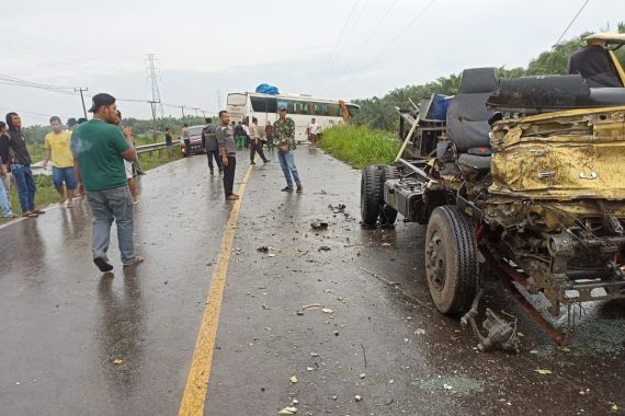 Truk vs Bus Pelangi di Rohil Riau, Ada yang Tewas, Ini Nama Korbannya - JPNN.COM