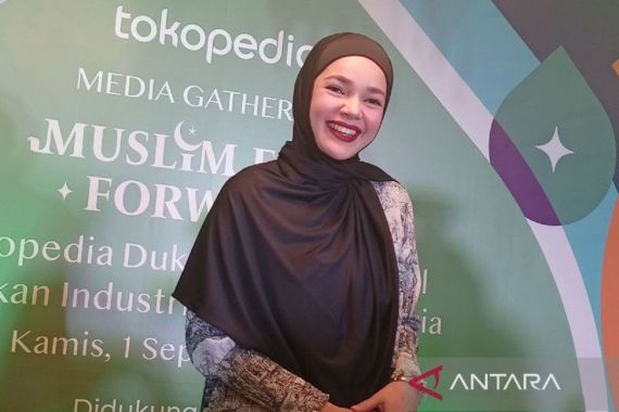 4 Tips Belanja Online Produk Fesyen ala Dewi Sandra, Perhatikan Komentar Emak-Emak - JPNN.COM