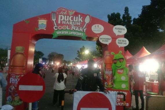 Nikmati Berbagai Aneka Jajanan di Car Free Night Sekanak Lambidaro Palembang - JPNN.COM