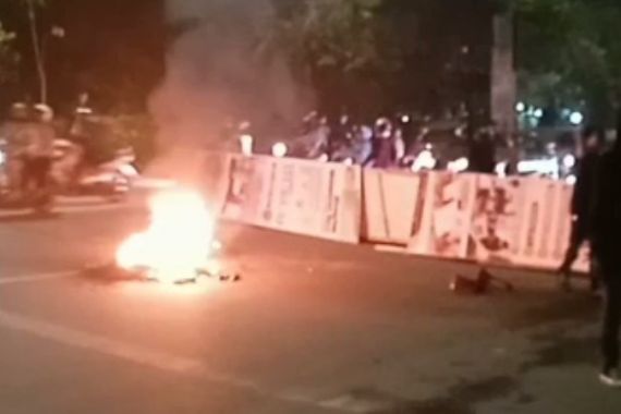 Demo Tolak Kenaikan BBM hingga Malam, Mahasiswa Makassar Punya Tuntutan untuk Jokowi - JPNN.COM