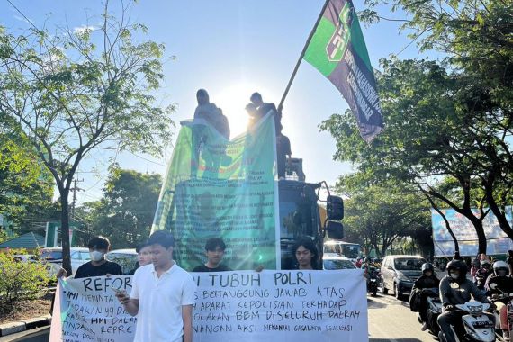 Buntut Oknum Polisi Represif dan Kasus Sambo, HMI Makassar Minta Presiden Copot Kapolri - JPNN.COM