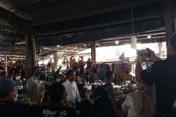 Ke Pasar di Bandar Lampung, Jokowi Bagi-Bagi Kaus, Gambarnya Ada yang Tahu? - JPNN.COM