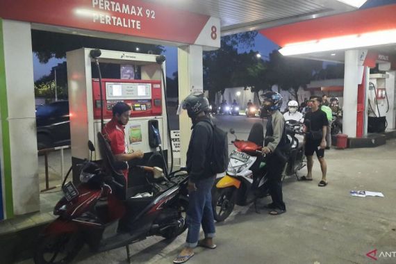 Harga BBM Naik, Warga Padati Sejumlah SPBU di Tangerang, Lihat tuh - JPNN.COM