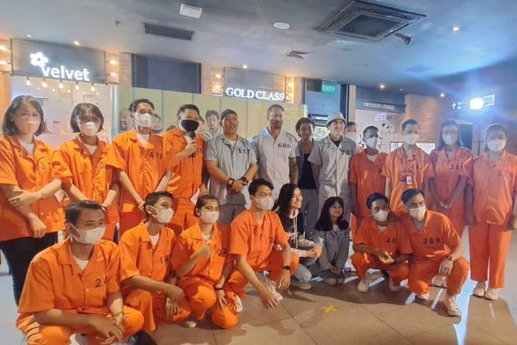 Jelang Penayangan Miracle In Cell No 7, Pegawai CGV Kompak Pakai Baju Tahanan - JPNN.COM