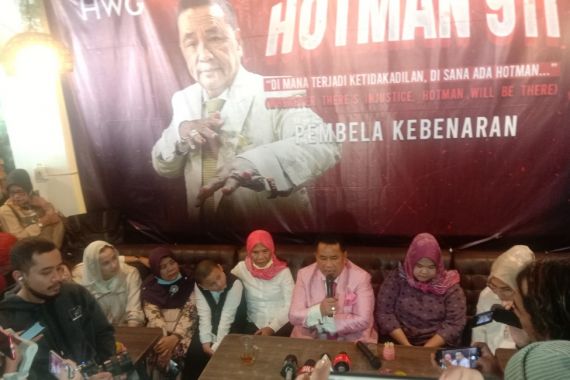 Hotman Paris Rela ke Palembang Demi Membela Korban Pemukulan oleh Anggota DPRD, Nih Penampilannya - JPNN.COM