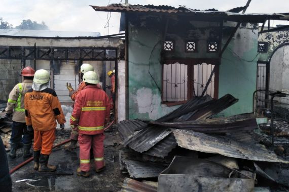 Kebakaran Menghanguskan 4 Unit Rumah di Pekanbaru, Ini Dugaan Penyebabnya - JPNN.COM