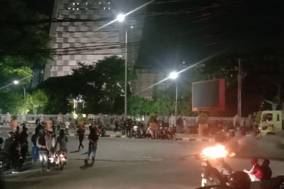 Makassar Masih Membara Menjelang Malam, Jalan Protokol Ditutup, Jokowi Mengecewakan - JPNN.COM