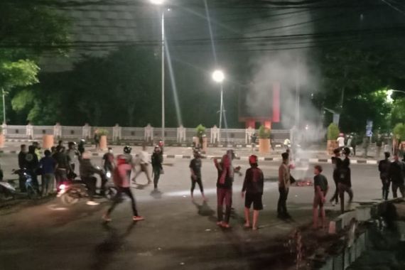 Demo Tolak Kenaikan BBM di Makassar, Mahasiswa & Warga Bentrok, Polisi Melepas Tembakan - JPNN.COM