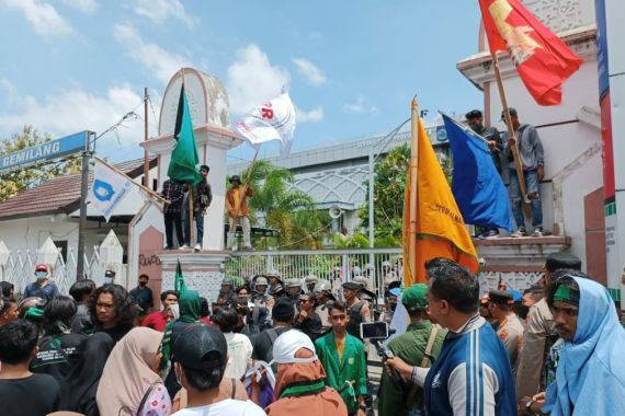 Mahasiswa Tolak Kenaikan BBM, Demo di Depan Gedung DPRD NTB Sempat Tegang - JPNN.COM