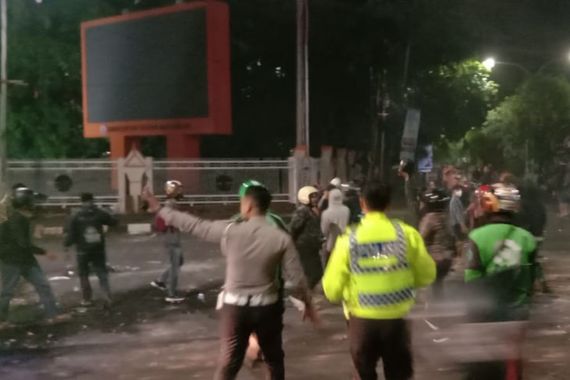 Demo Mahasiswa Tolak Kenaikan BBM di Makassar, Ribuan Polisi & TNI Dikerahkan - JPNN.COM