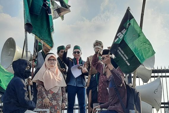 Menolak Keras Kenaikan Harga BBM, PKS Walk Out dari Sidang Paripurna - JPNN.COM