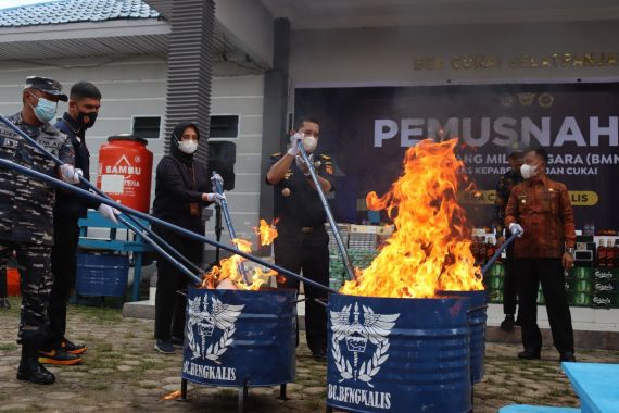 Bea Cukai Magelang Amankan Ratusan Ribu Batang Rokok Ilegal - JPNN.COM