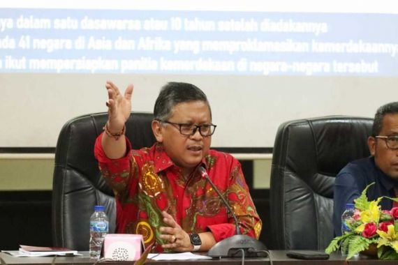 Di Depan Mahasiswa, Hasto Paparkan Kepintaran Pendiri Bangsa Memajukan Indonesia di Masa Sulit - JPNN.COM
