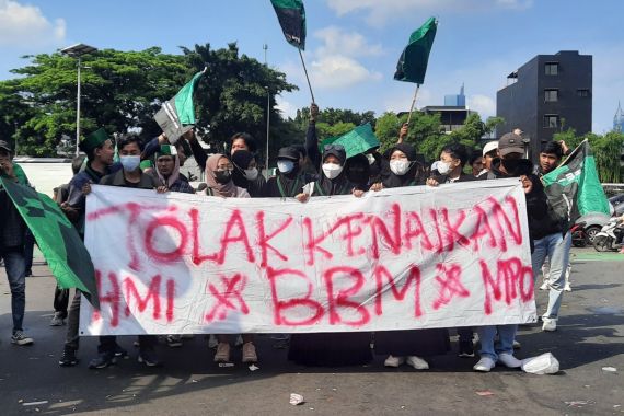 Gelar Demo di Gedung DPR, HMI Heran Pemerintah Fokus Ekonomi Tetapi BBM Dinaikkan - JPNN.COM