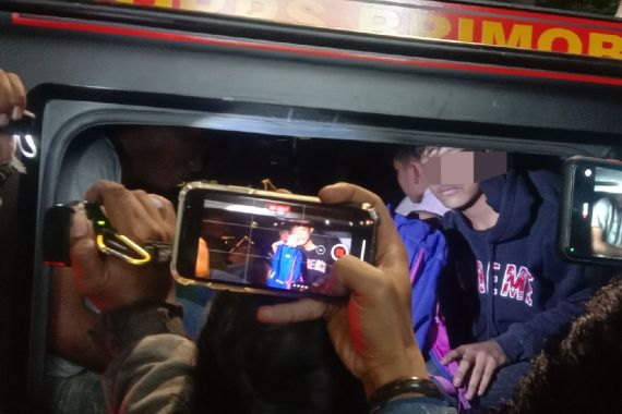 4 Orang Ditangkap Polisi saat Mahasiswa Demo Tolak Kenaikan BBM di Makassar, Lihat! - JPNN.COM