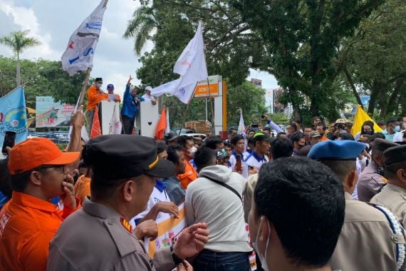 Giliran Ratusan Buruh Riau Minta Pemerintah Batalkan Kenaikan BBM, Ini Tuntutannya - JPNN.COM