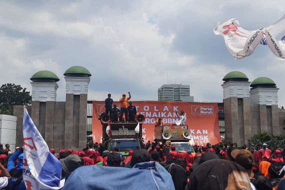 Demo Tolak Kenaikan BBM, Buruh Sebut Kebijakan Presiden Jokowi Menyengsarakan Rakyat - JPNN.COM