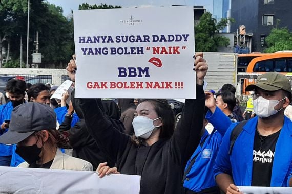 Demo Tolak Kenaikan Harga BBM, Mahasiswi Ini Bawa Spanduk Bertuliskan Sugar Daddy - JPNN.COM