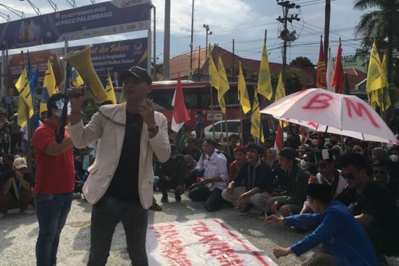 Demo Mahasiswa Tolak Kenaikan Harga BBM di Palembang Berakhir Ricuh - JPNN.COM