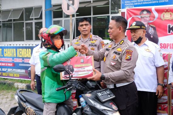 Ikhtiar Polda Riau Ringankan Beban Masyarakat, Anggota Bagi Sembako ke Jalan - JPNN.COM