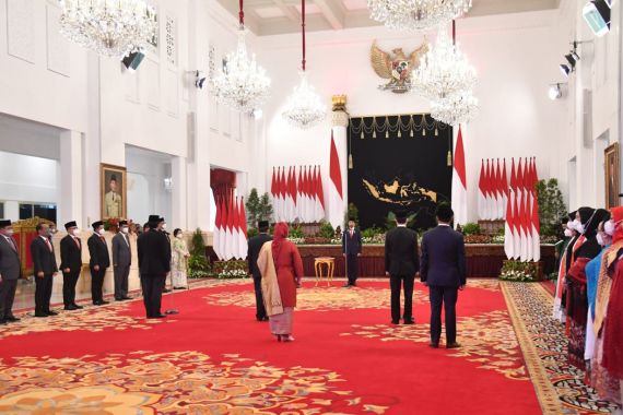Presiden Jokowi Lantik Anggota Dewan Kehormatan Penyelenggara Pemilu, Bu Mega Ikut Menyaksikan - JPNN.COM
