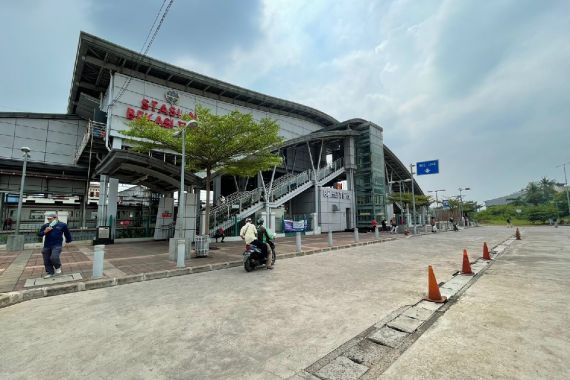 Viral Ojol Harus Bayar Rp 1.000 Saat Antar Jemput di Stasiun Bekasi Timur, PT KAI: Bukan Pungli - JPNN.COM