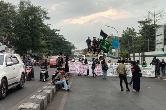 Mahasiswa di Makassar Kembali Demo Tolak Kenaikan Harga BBM - JPNN.COM