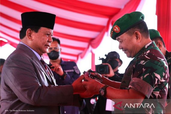 Prabowo Berikan Pistol Kepada 3 Orang ini - JPNN.COM
