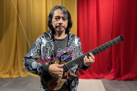 Dewa Budjana Lelang Gitar Demi Penderita Kanker Payudara, Menhub Budi Karya Beri Dukungan - JPNN.COM