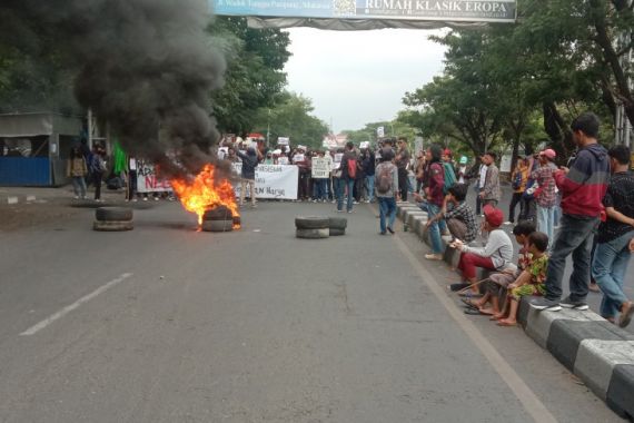 Demo Tutup Jalan Protokol Makassar, Mahasiswa Anggap Jokowi Menyengsarakan Rakyat - JPNN.COM