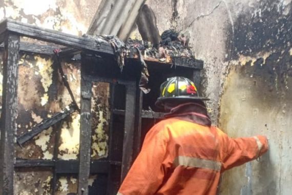 Kebakaran Rumah Kontrakan di Bekasi, Kerugian Puluhan Juta Rupiah, Lihat Tuh - JPNN.COM
