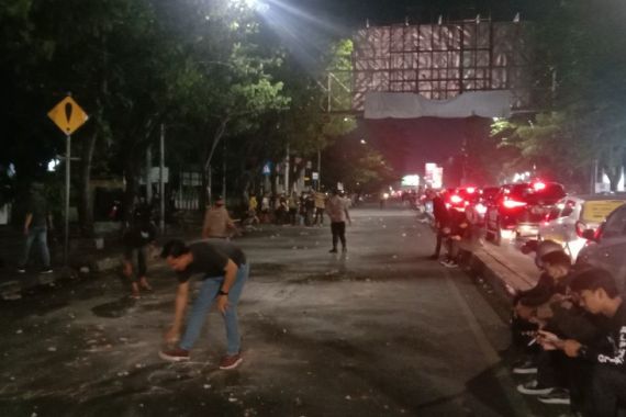 Seusai Mengamankan Demo Mahasiswa Tolak Kenaikan BBM, Polisi Membersihkan Batu di Jalanan - JPNN.COM