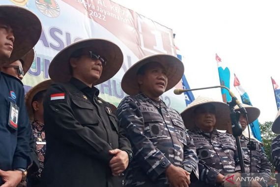 Pesawat Bonanza Jatuh, TNI AL Kibarkan Bendera Setengah Tiang - JPNN.COM