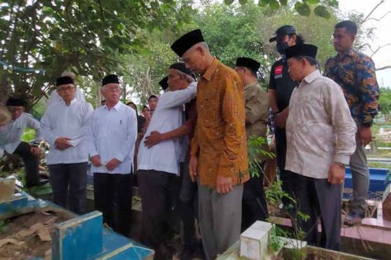 Lihat, Pimpinan Ponpes Gontor Berziarah ke Makam AM Putra Sulung Soimah - JPNN.COM