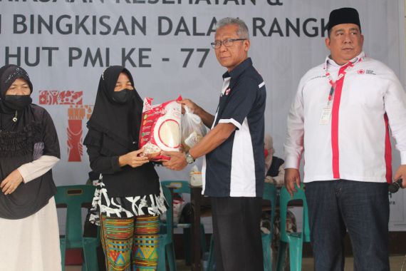 Gebyarkan HUT ke-77, PMI Serahkan Bantuan 777 Paket Sembako kepada Masyarakat Perumnas Mandala - JPNN.COM